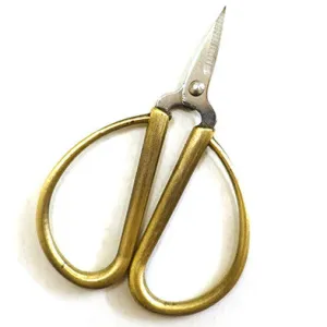 petites scissors ~ gold